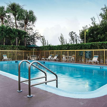 La Quinta Inn By Wyndham West Palm Beach - Florida Turnpike Bagian luar foto
