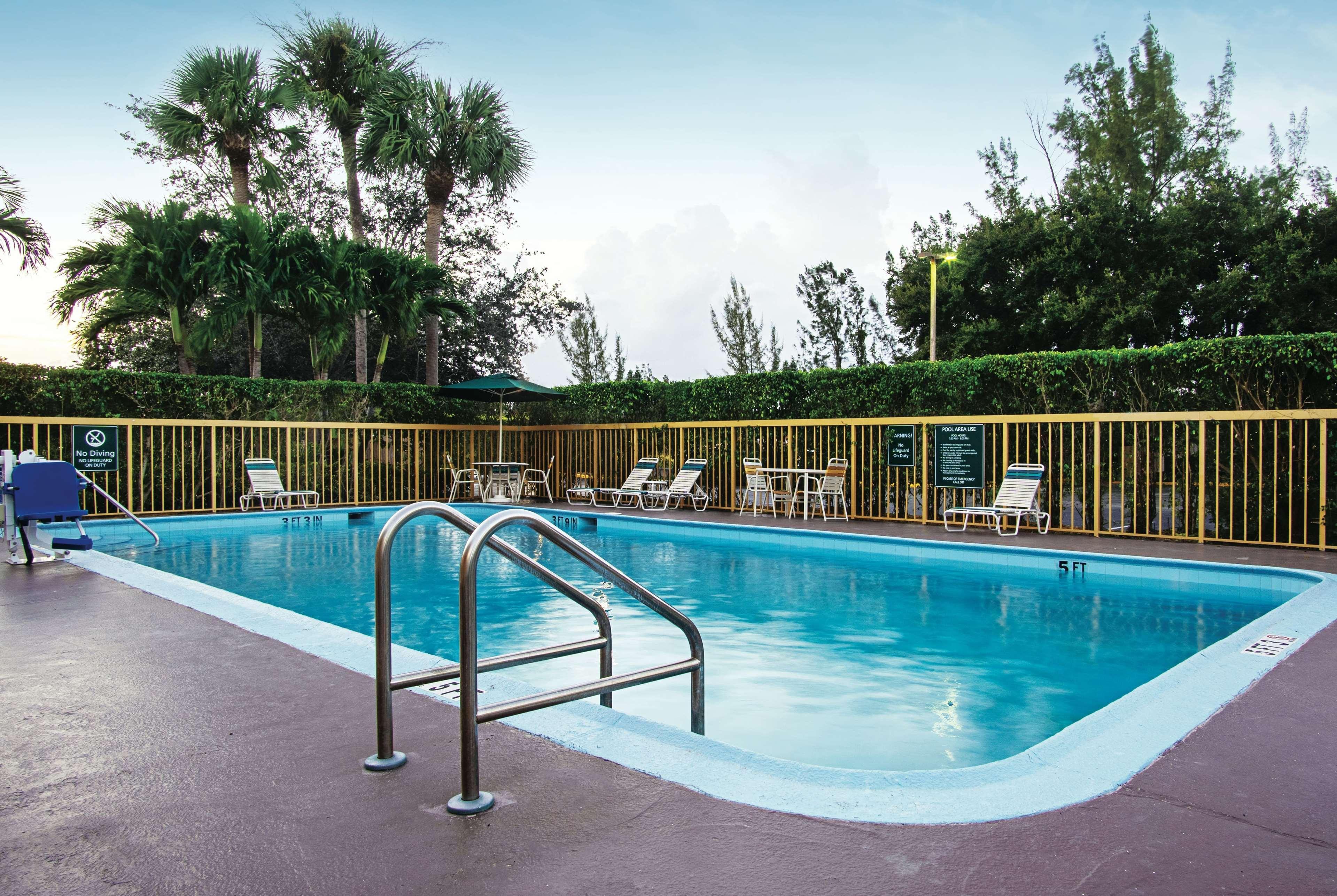 La Quinta Inn By Wyndham West Palm Beach - Florida Turnpike Bagian luar foto